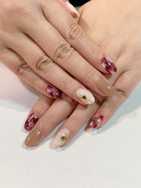 ボルドー×ホワイト べっ甲柄風ネイル。