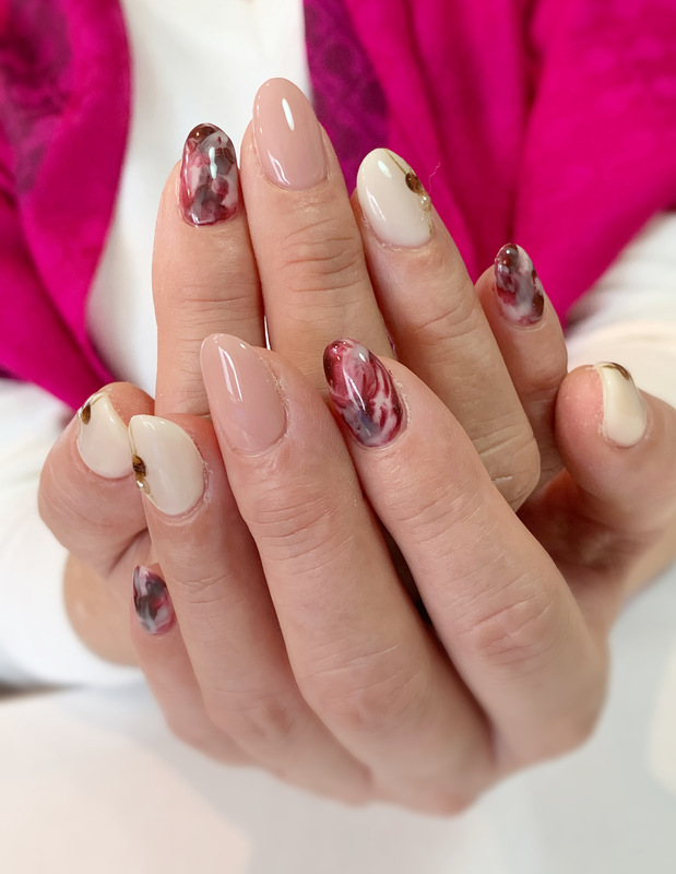 ボルドー×ホワイト べっ甲柄風ネイル。