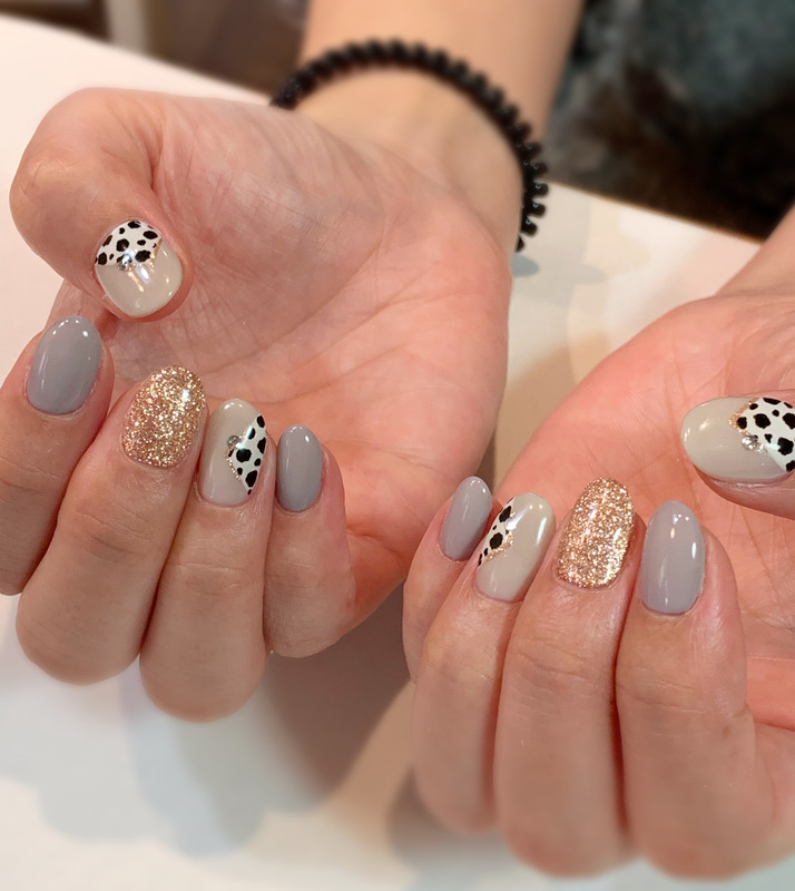 ニュアンスグレー×ダルメシアン柄。