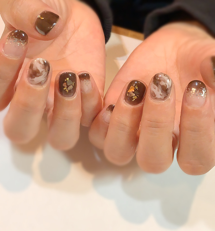 シースルーブラウンネイル。