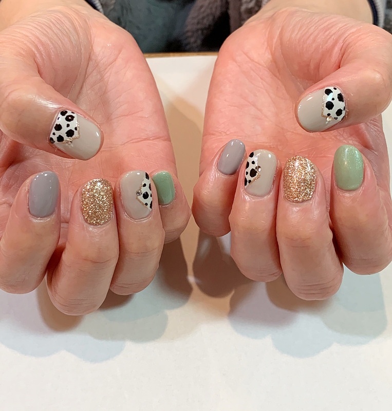 ニュアンスグレー×ダルメシアン柄。