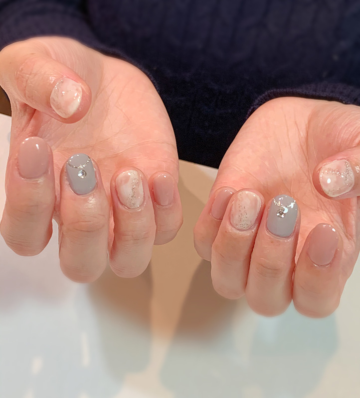 上品カラーのマーブル柄ネイル。