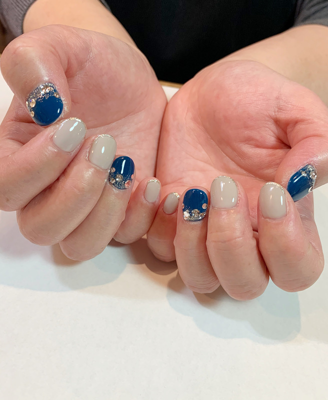 ネイビー×シアーグレー×ビジューネイル。
