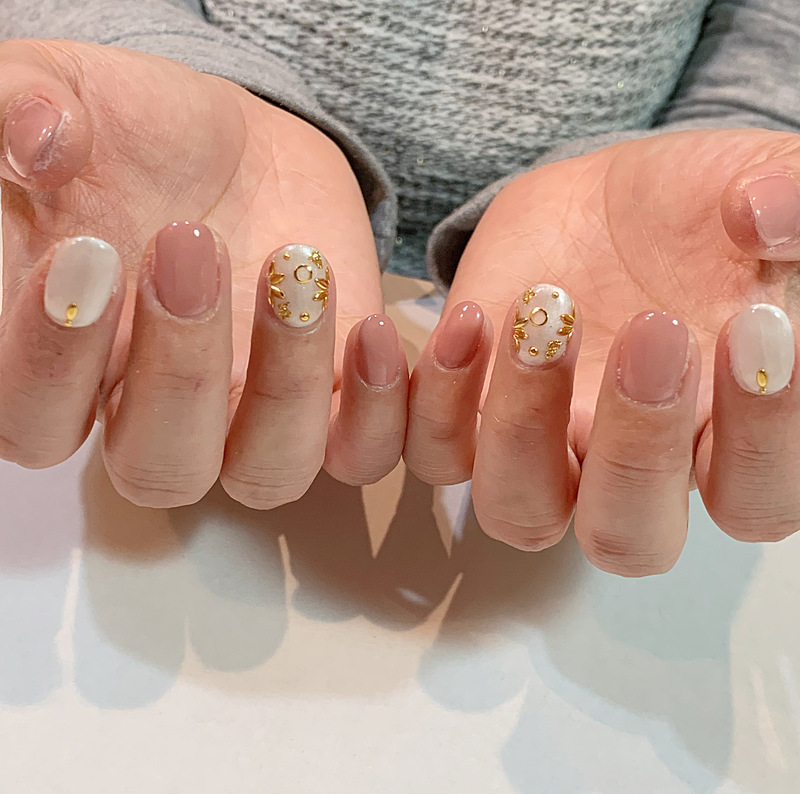 モカピンク×アンティーク風ビジューネイル。