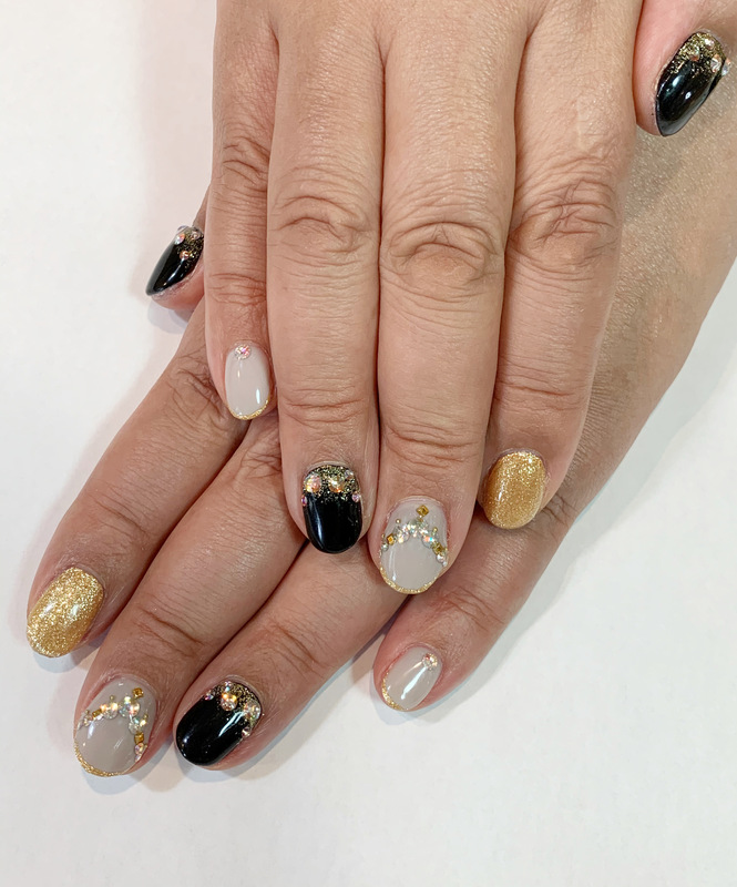 ブラックネイル×ゴールド×ビジューネイル。