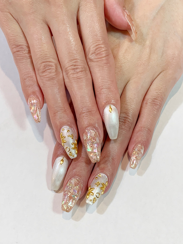 キラキラピンク×アンティーク風ビジューネイル。