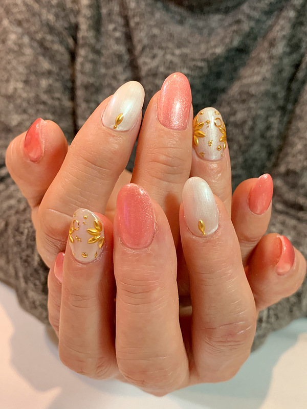 パールピンク×アンティーク風ビジューネイル。