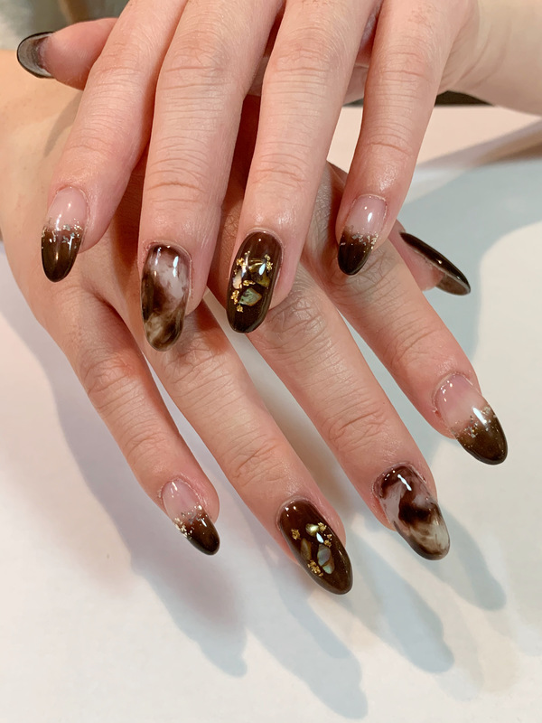 シースルーブラウンネイル。