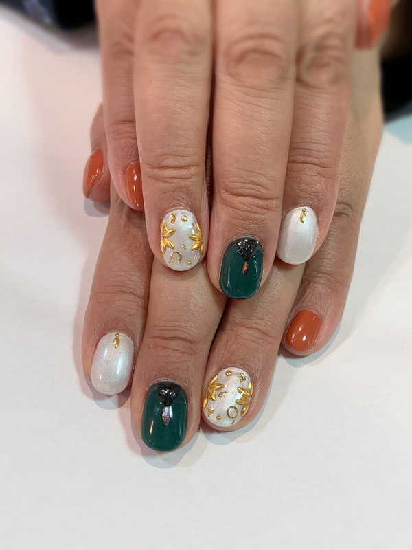 ダークグリーン×アンティーク風ビジューネイル。