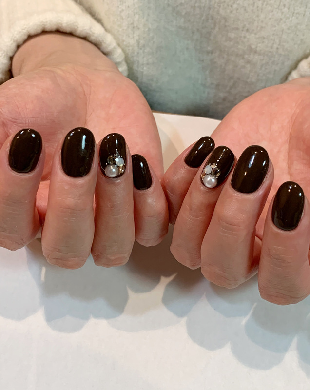 チョコレートブラウン×ワンポイントネイル。