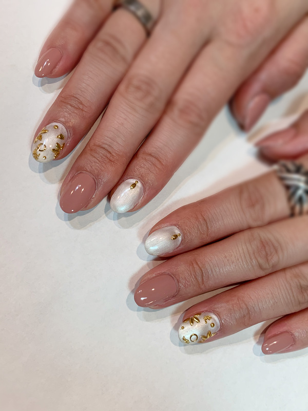 モカピンク×アンティーク風ビジューネイル。