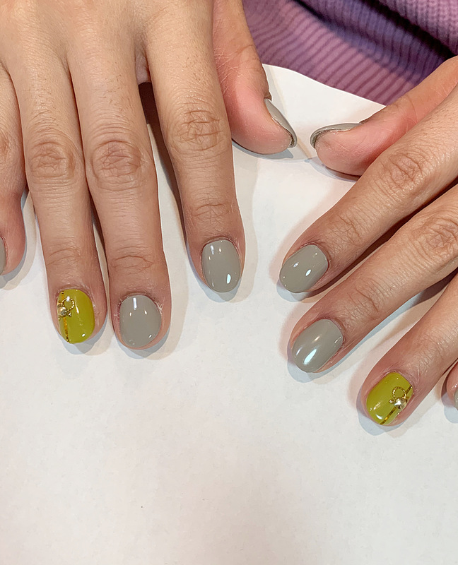 カラシ色のワンポイントネイル。