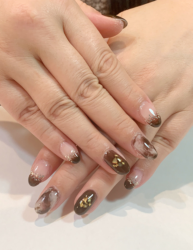 シースルーブラウンネイル。