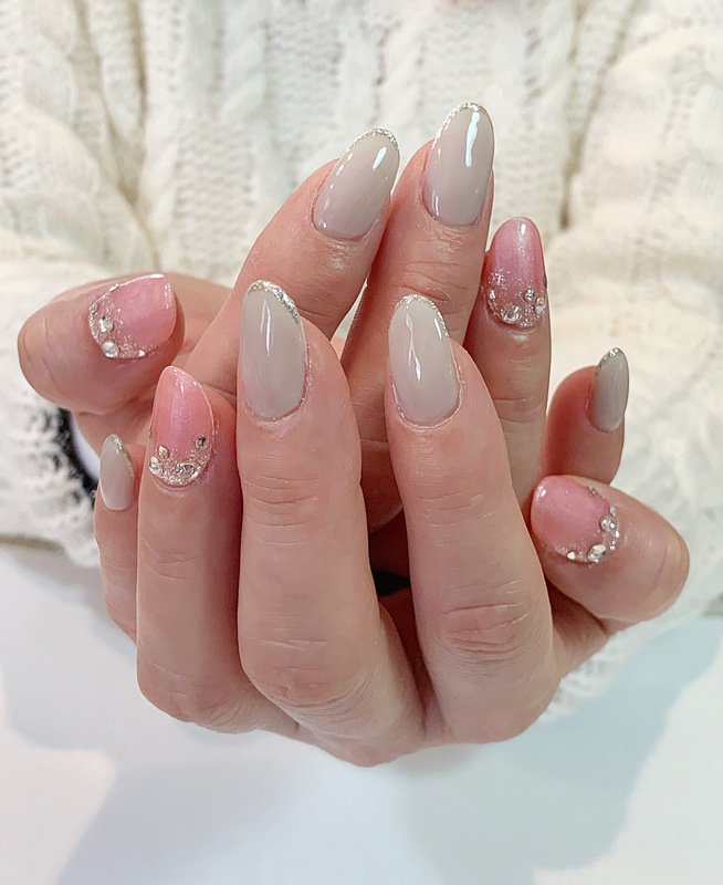 パールピンク×シアーグレー×ビジューネイル。