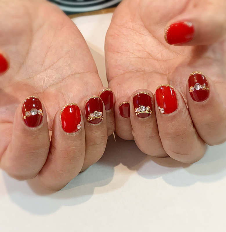 ２色ネイル×ストーンビジュー。