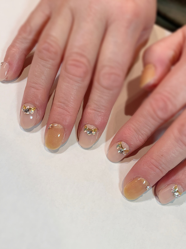 ２色ネイル×ストーンビジュー。