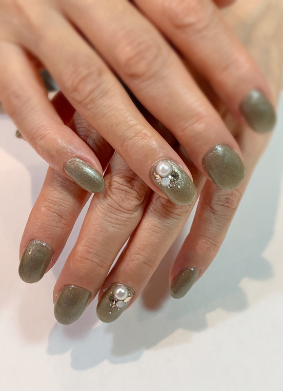 シルバーベージュ×ワンポイントネイル。