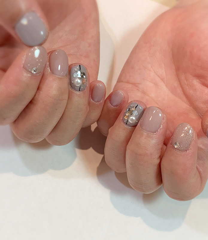 ニュアンスグレー×ワンポイントネイル。