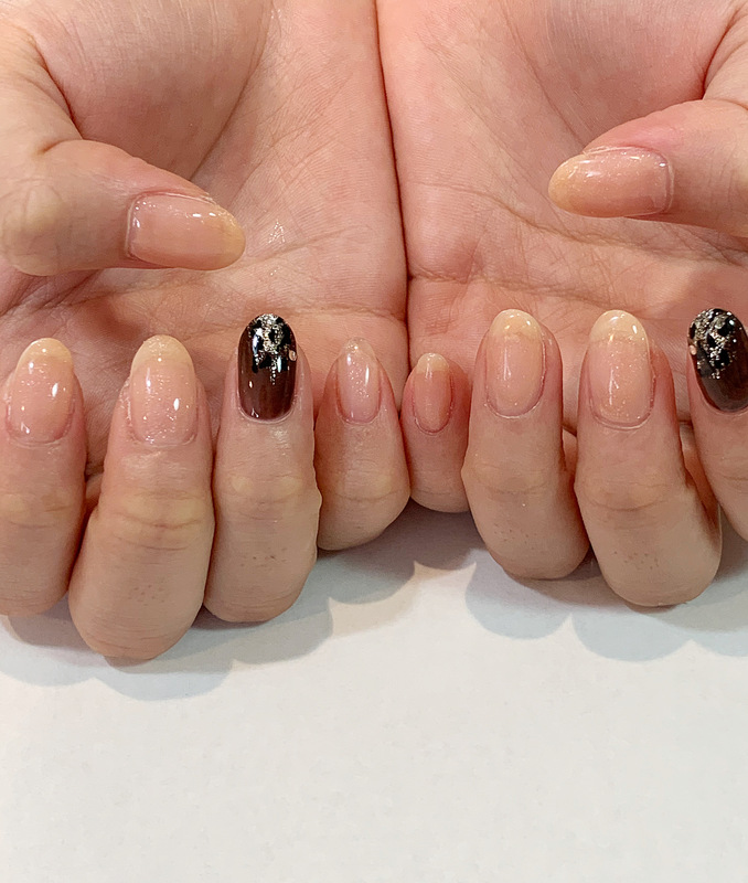 シンプル ニュアンスネイル。