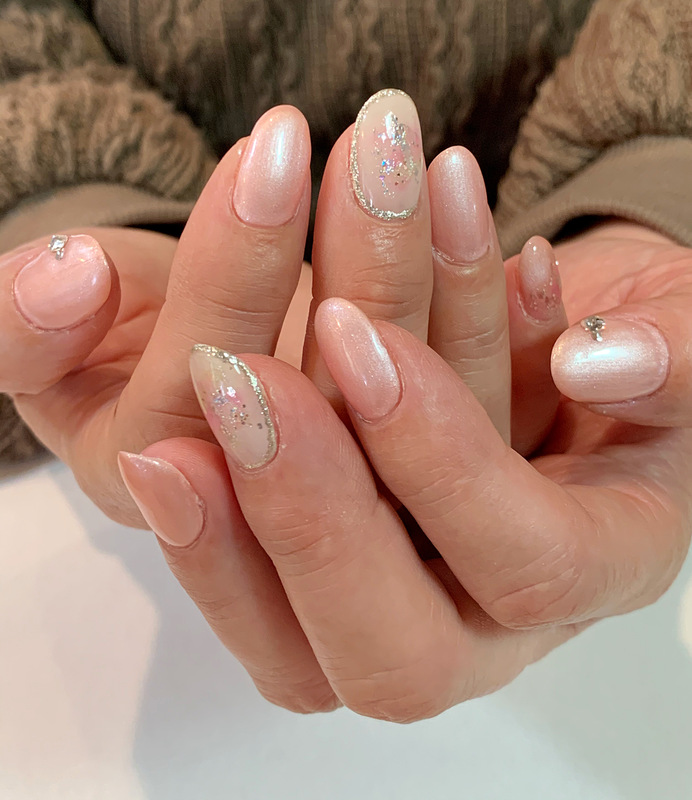 パールピンク×ホワイト　春ニュアンスネイル。