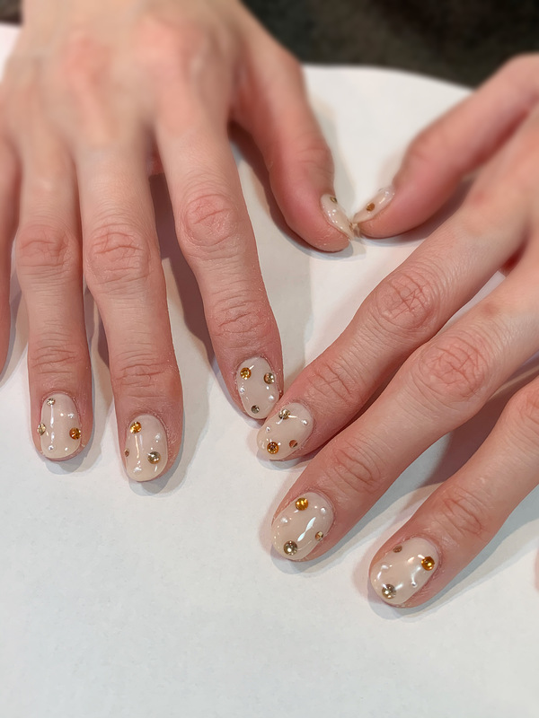 ビジュー×ドット柄ネイル。