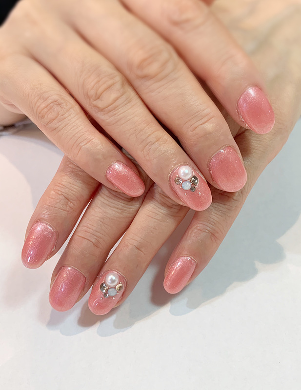 サーモンピンク×ワンポイントネイル。