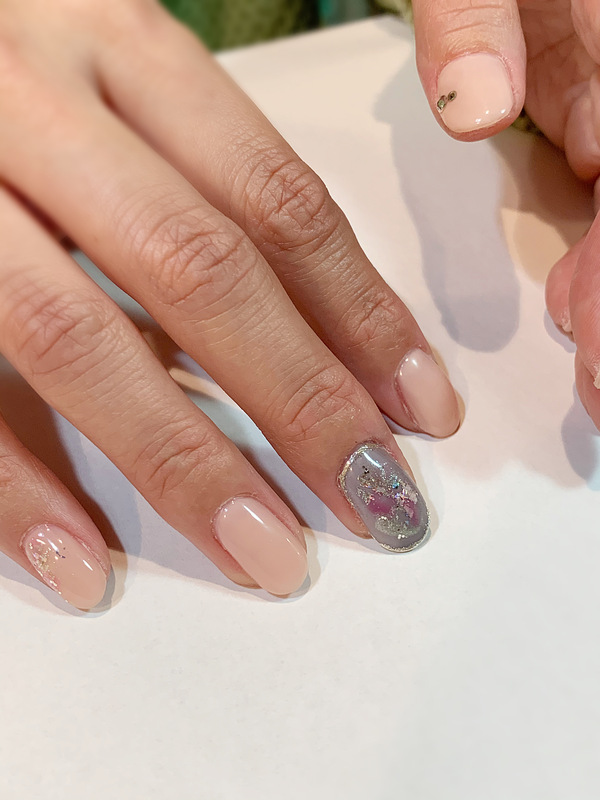 スキンカラー×グレーの春ニュアンスネイル。