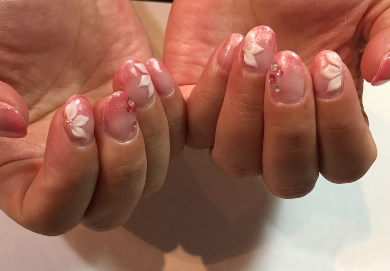 ぷっくり♡上品フラワーネイル。