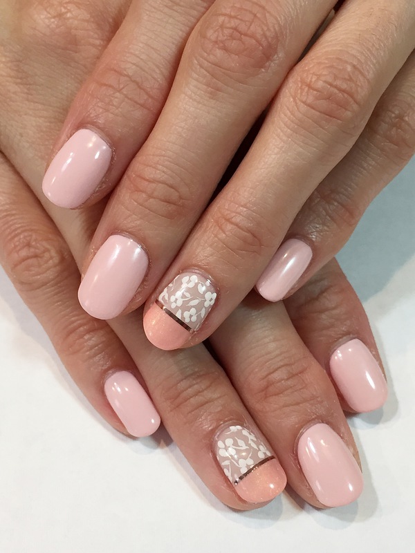 大人エレガンスピンクでフェミニンネイル。