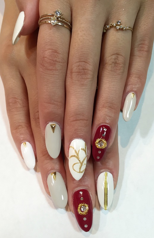 アクセサリー×ネイル。　シンプルベースにアクセントをつけて♪