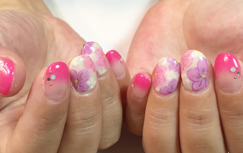 Vividピンク×フラワーネイル。
