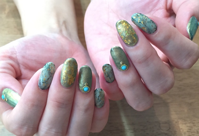 抹茶カラーで大理石風ネイル。