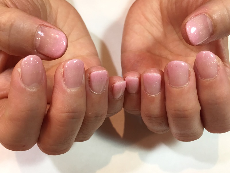 ショートネイル×ピンクグラデ。