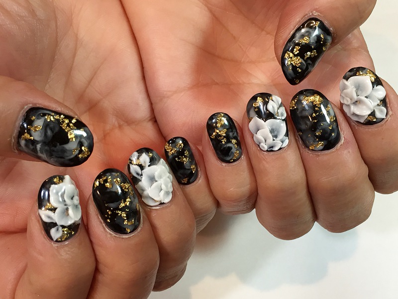 お正月にぴったり!　金箔とエンボスの和装ネイル。