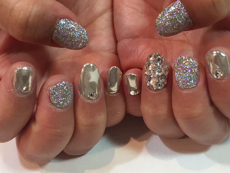 シルバーミラー×オーロラグリッターで煌めきネイル。