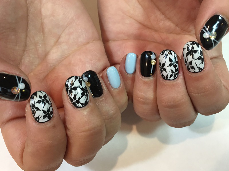 モノトーンフラワー柄ネイル。　パステルブルーが爽やか上品♡