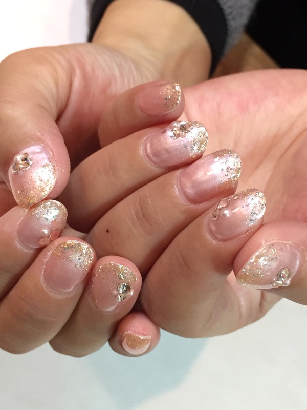 パール×グリッターでシャイニング・ヌーディーネイル。