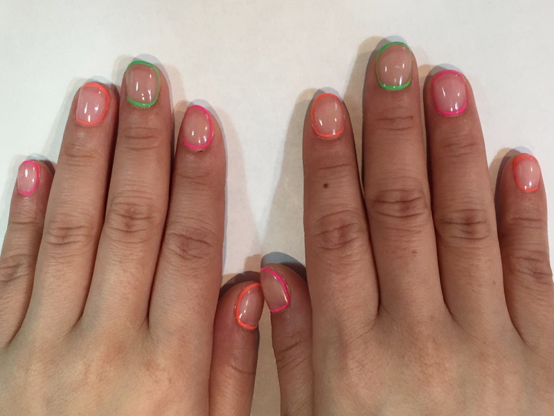 ネオンカラーでクリア・トリミング。