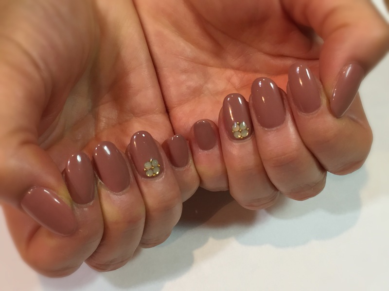 シンプル×フラワー風ビジュー。