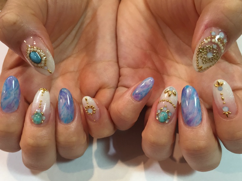 ブルー・パープル、タイダイ柄×エスニック風ビジュー。