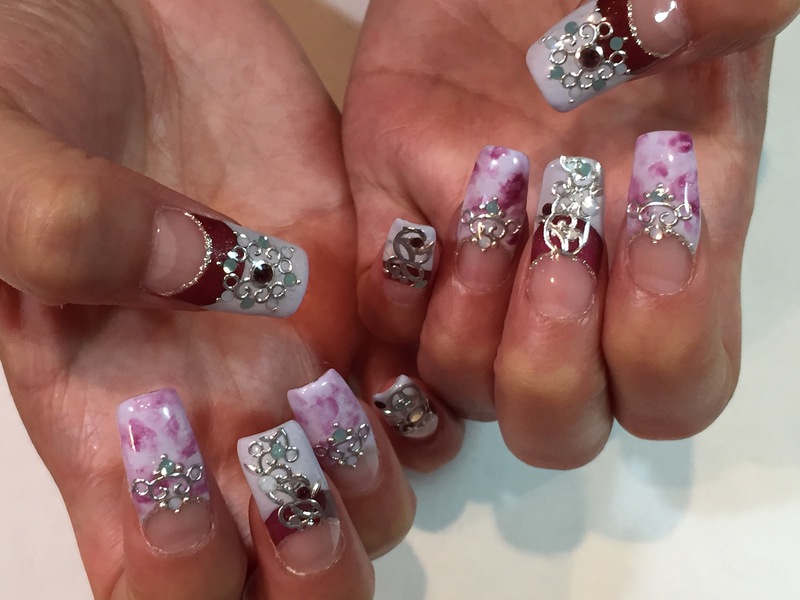 ボルドーカラーでシックなロココ調ネイル。