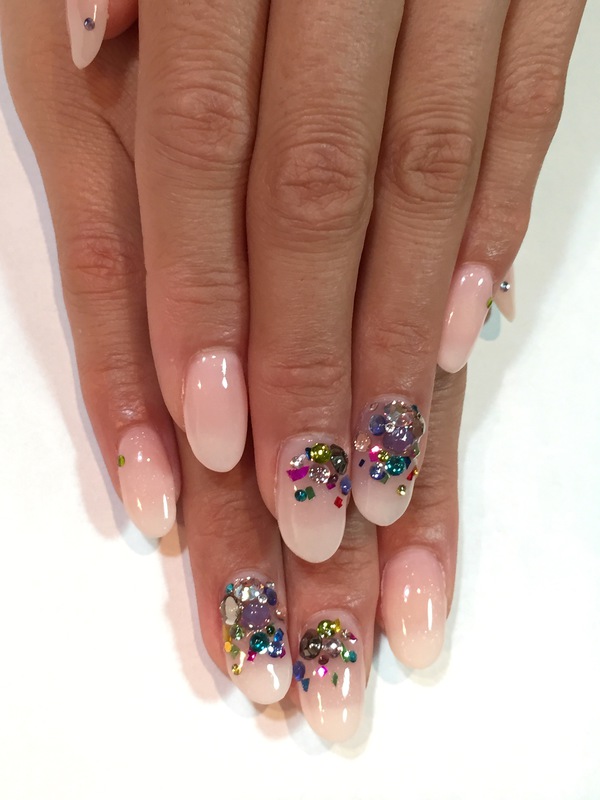 シアーピンク×カラフル・アンティーク風ビジュー。