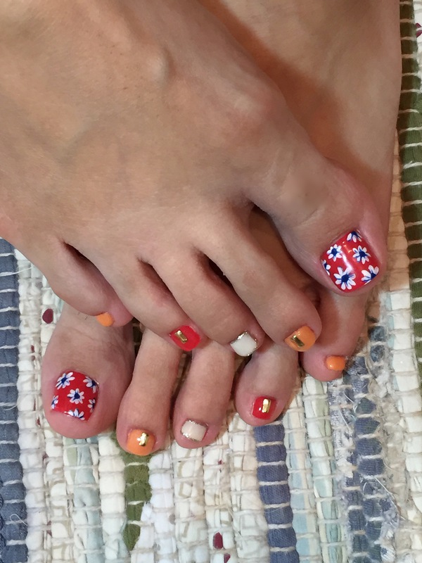 ペディ　夏カラーで大人レトロなフラワー柄。
