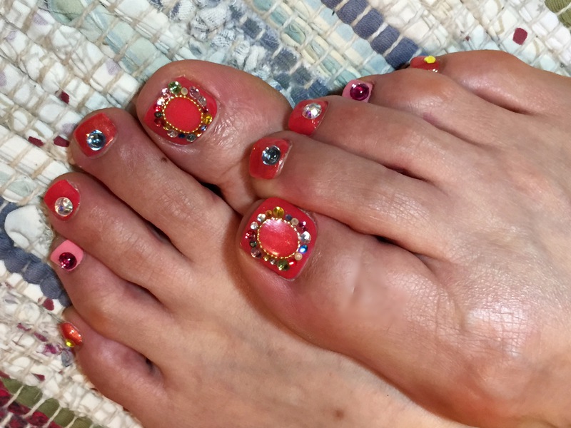 ペディ　ビビッドオレンジ×華やかアンティーク風ビジュー。