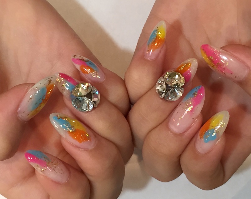 夏カラー×シアーベースで塗りかけネイル×Ｖカットビジュー。