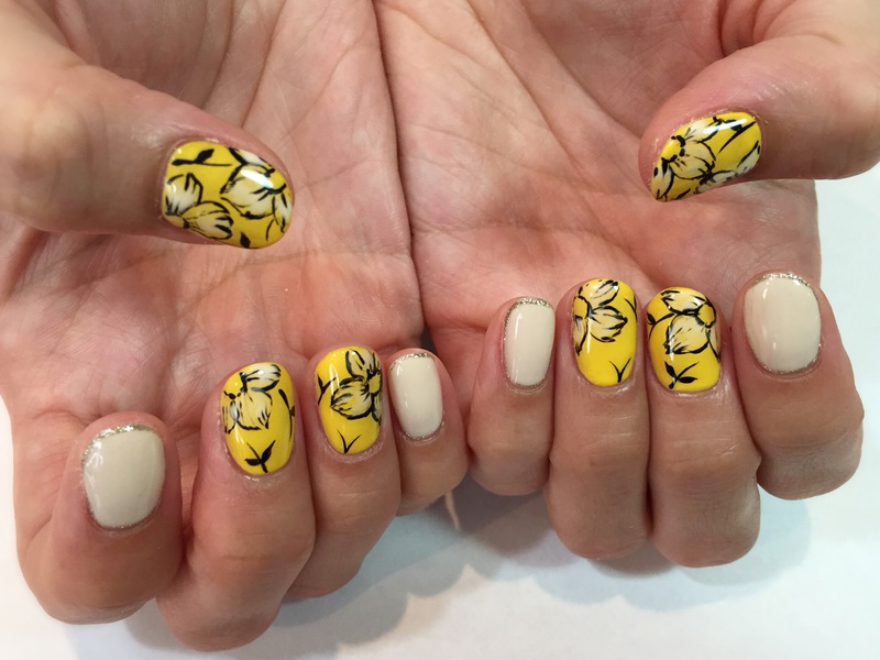 レモンイエロー×ブラックで縁取りフラワー。