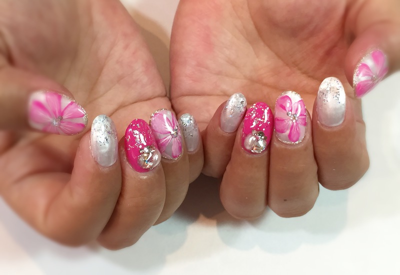 トロピカルピンク・フラワーネイル。