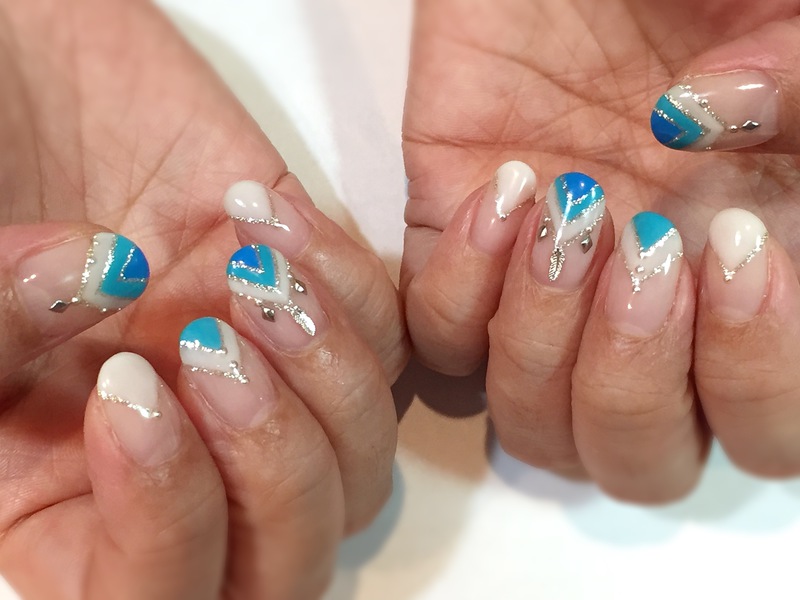 Vフレンチ×ブルーで爽やかボヘミアン調ネイル。