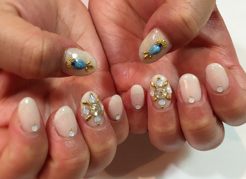 ホワイトグラデ×ターコイズでサマービジューネイル。