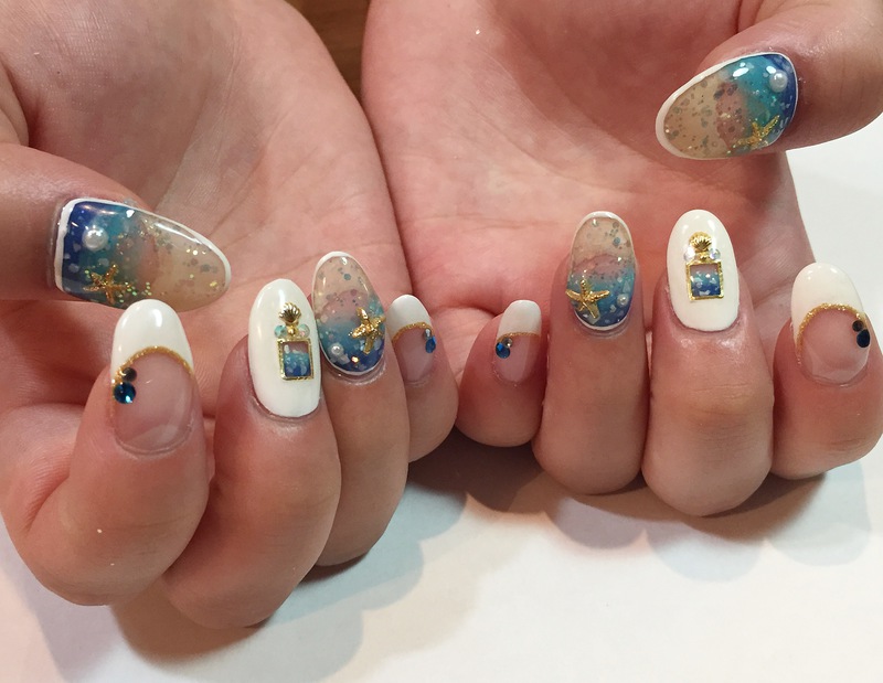 海ネイル×クリア×パフュームボトル。